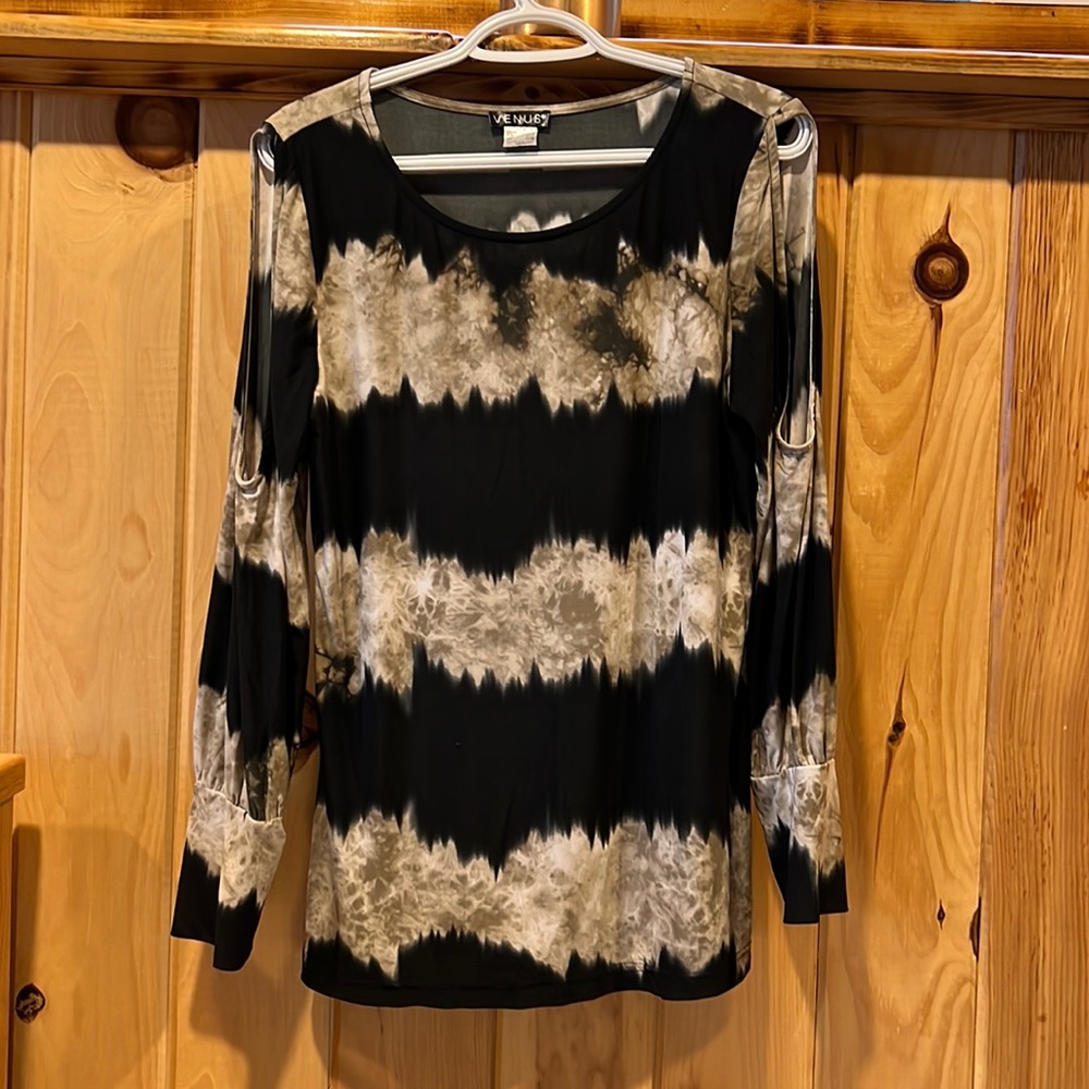 VENUS cold shoulder top